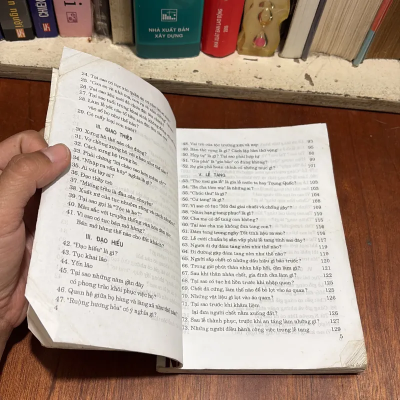 II Văn Hoá Việt: Một Trăm Điều Nên Biết Về Phong Tục Việt Nam - Tân Việt - 1997 800351