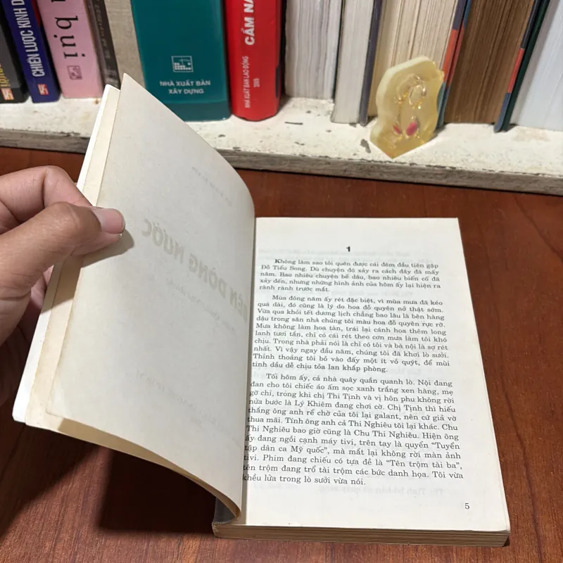 II Văn Học: Bên Dòng Sông - Quỳnh Dao - Liêu Quốc Nhĩ (Dịch) - 2000 781613