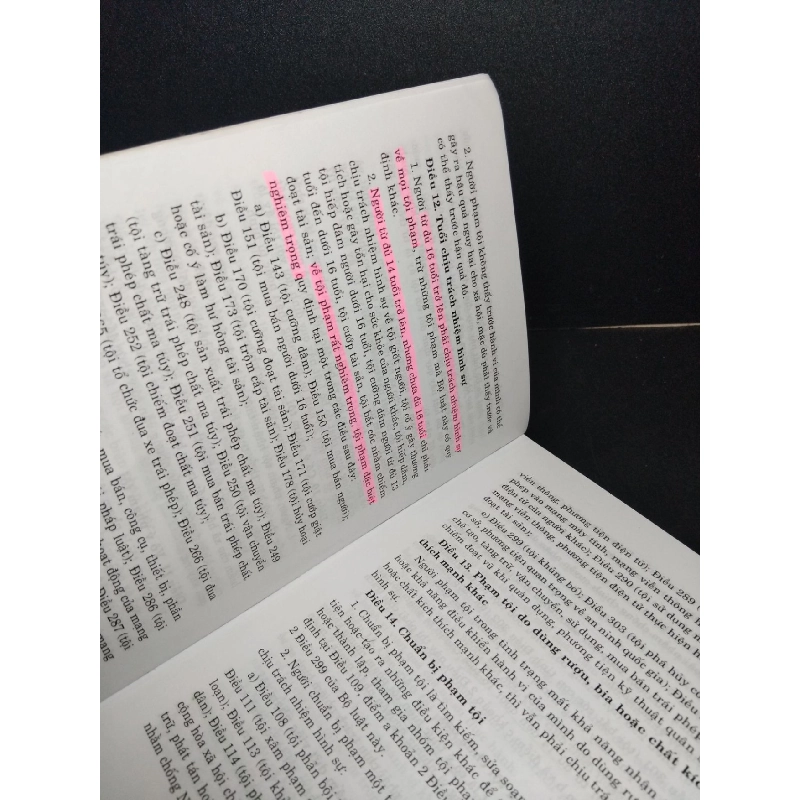 Bộ luật hình sự năm 2015 mới 80% ố bẩn nhẹ, có chữ ký trang đầu, có note và highlight nhẹ 2016 HCM2103 GIÁO TRÌNH, CHUYÊN MÔN 918613