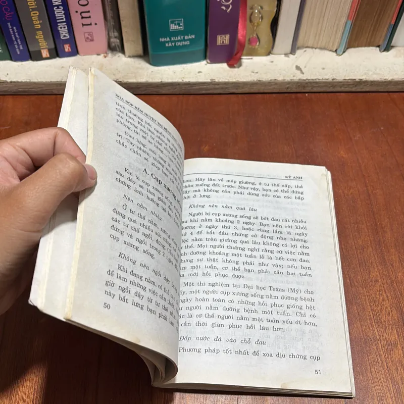 II Sức Khoẻ: Xoa Bóp Bấm Huyệt _ Trị Bệnh Đau Lưng - Kỳ Anh - 2007 927670