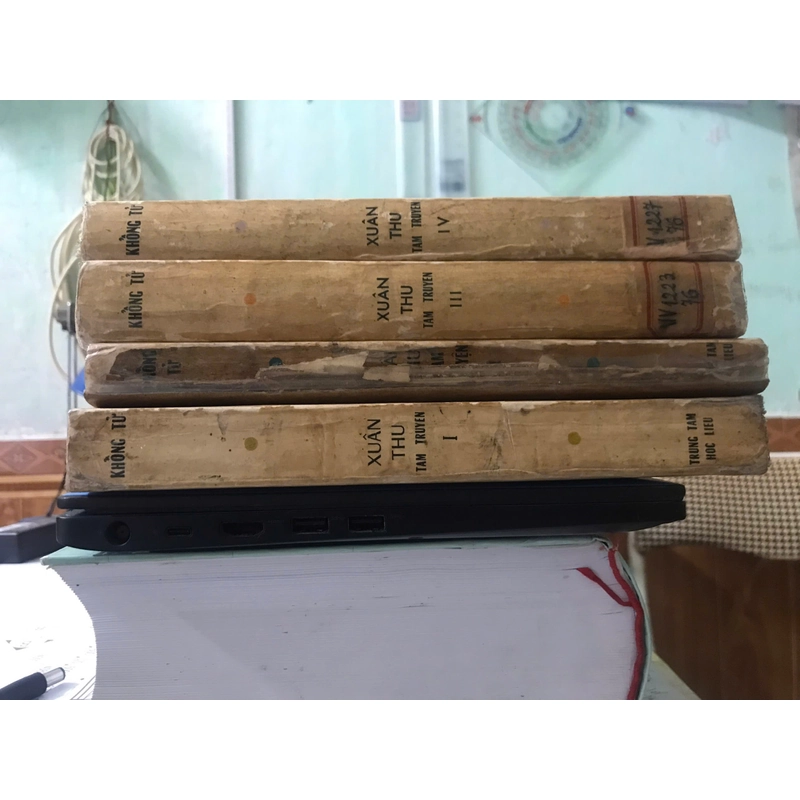 xuân thu tam truyện (kinh xuân thu-Khổng Tử) 4 cuốn (1-4; thiếu tập 5). xb trước 1975 522348