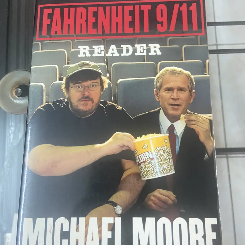 The Official Guide To Fahrenheit 9/11 Reader - Michael Moore  1017590