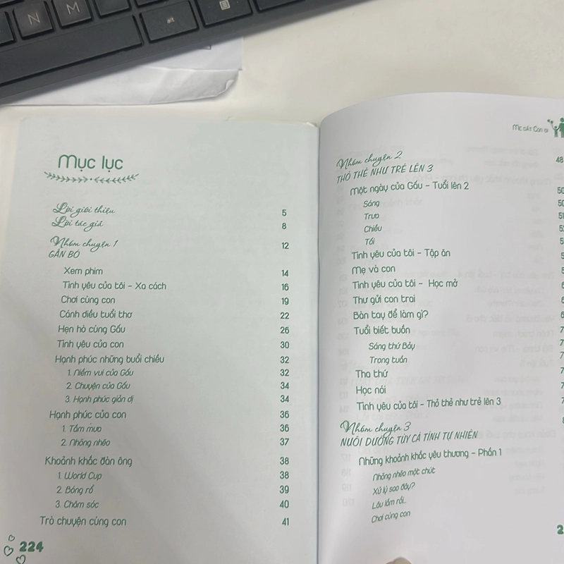 Mẹ dắt con đi 496303