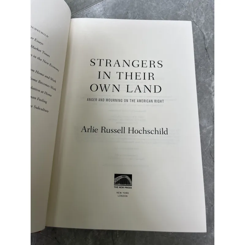 STRANGERS IN THEIR OWN LAND - ARLIE RUSSELL HOCHSCHILD 797413