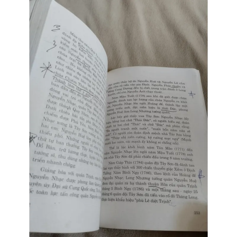 Cuốn sách này là một tài liệu lịch sử trình bày các triều đại Việt Nam, 761676