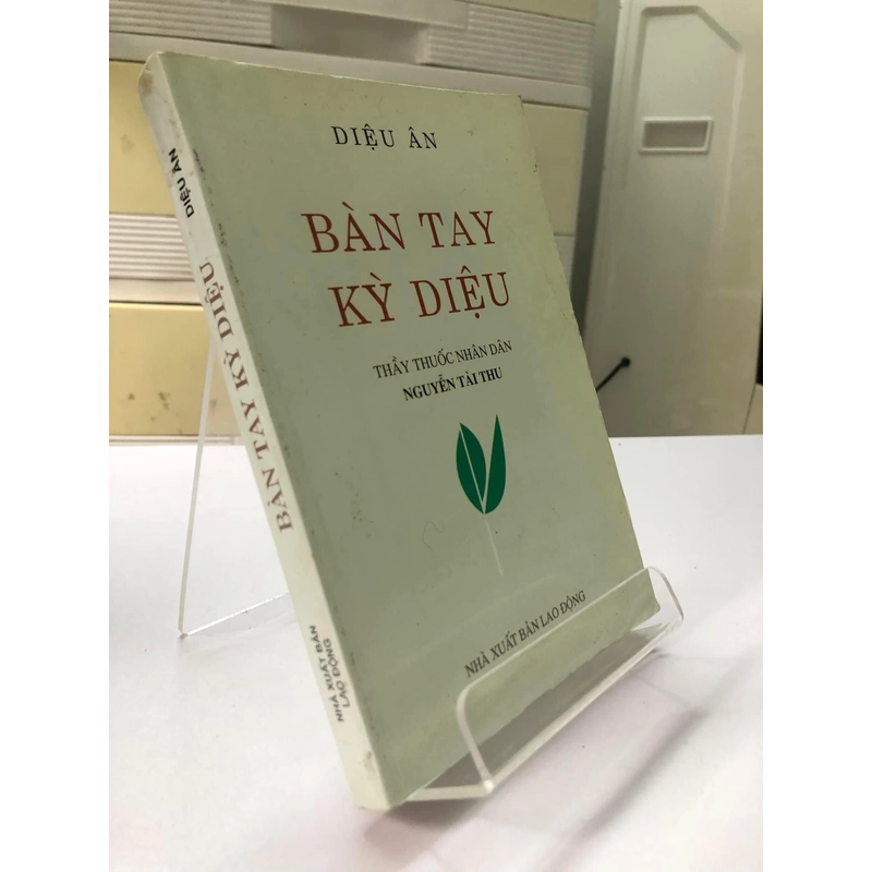 BÀN TAY KỲ DIỆU ( CÓ CHỮ KÝ TÁC GIẢ) - 295 TRANG, NXB 1999 290156