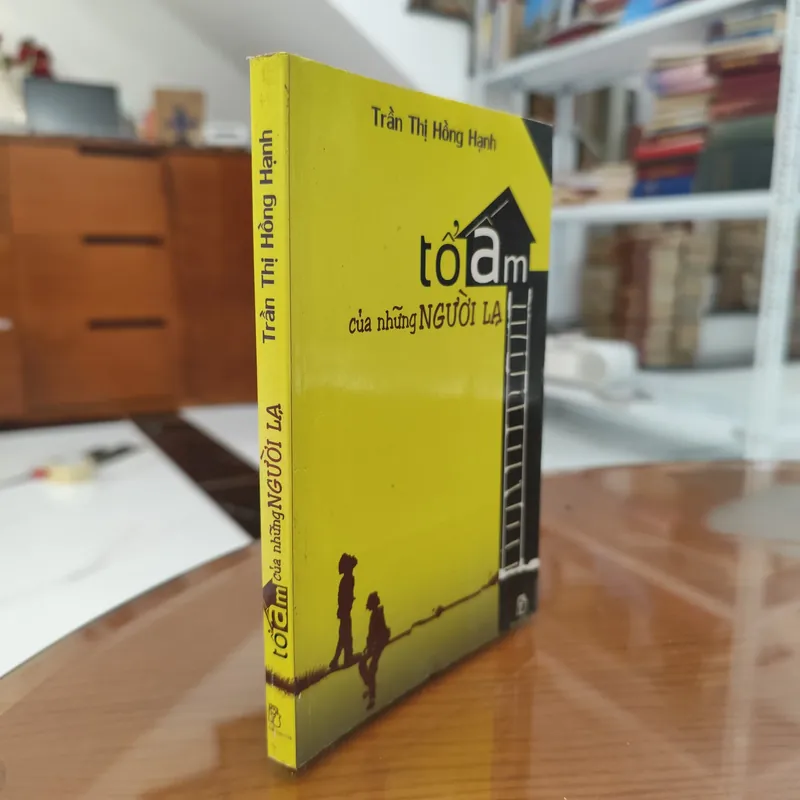Tổ ấm của những người lạ 588396