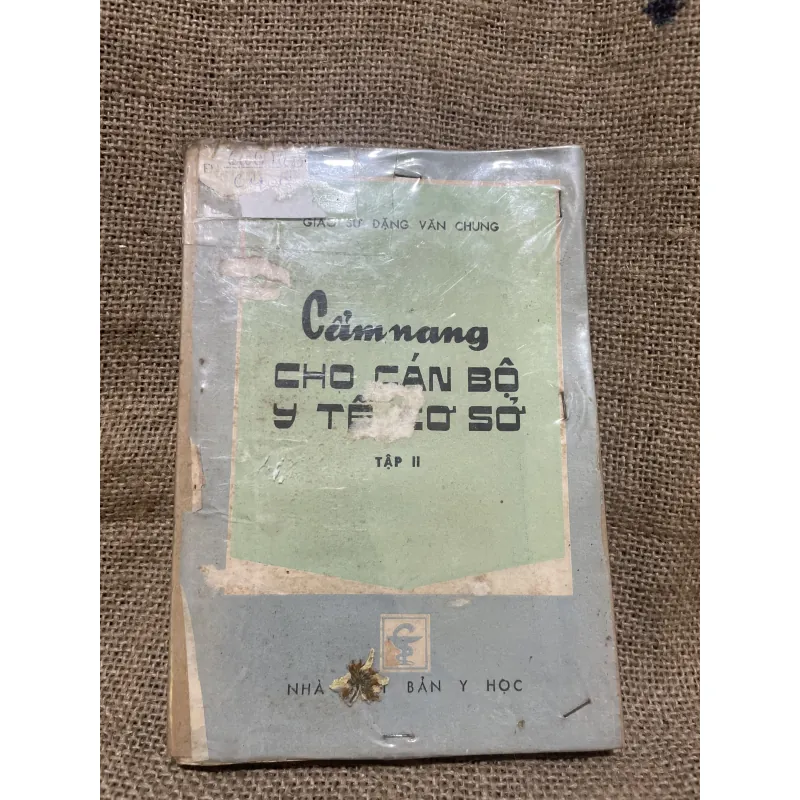 Cẩm đang cho cán bộ y tế cơ sở -240 trang  1018050