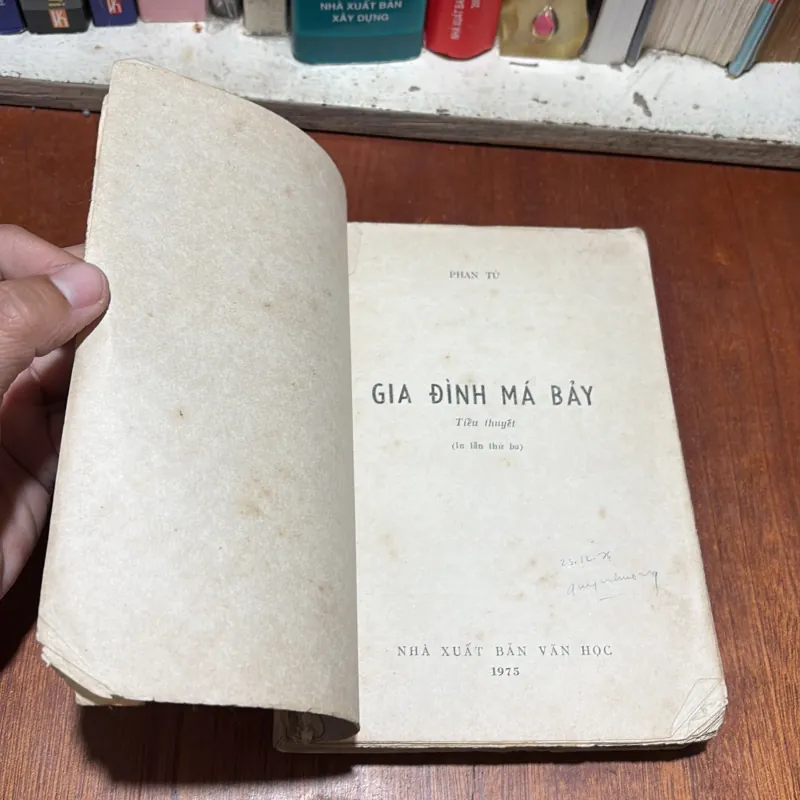 [Sách 7x] - II Tiểu Thuyết Của Phan Tứ: Gia Đình Má Bảy - 1975 797180