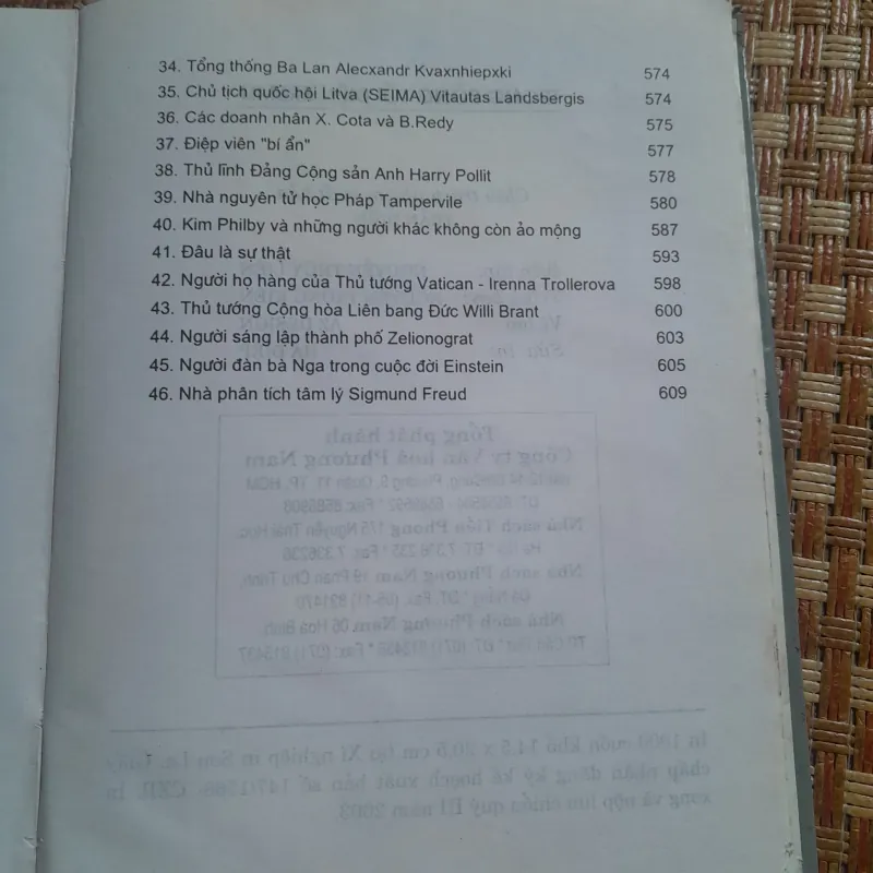 TRONG BÓNG TỐI ĐIỆN KREMLI 1024855