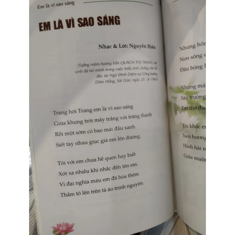 cuốn sách tập thơ nhạc tưởng niệm nữ sinh Quách Thị Trang.
Tên sách: Em là vì sao sáng  997460