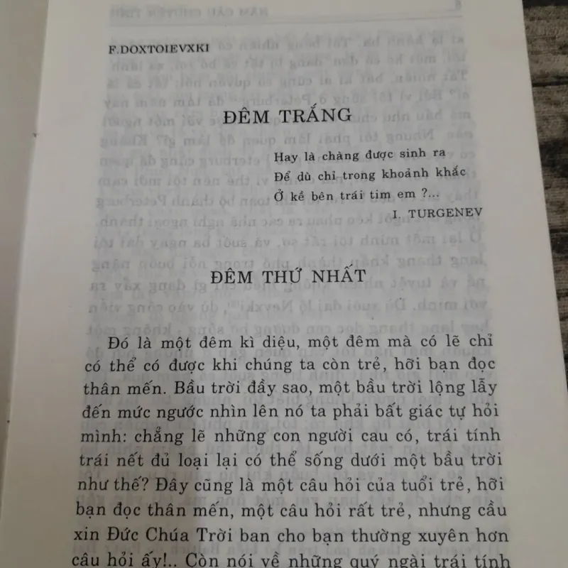 NĂM câu chuyện tình. Người dịch Đoàn Tử Huyến. Nxb Thuận Hóa 2002 748365
