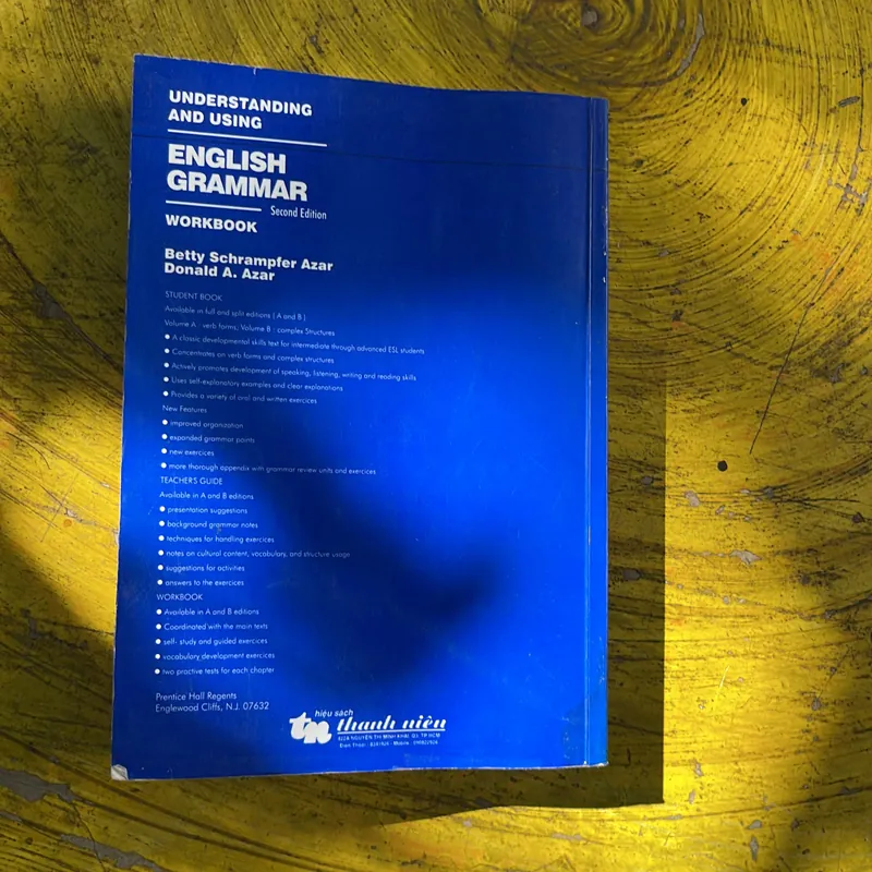 UNDERSTANDING AND USING ENGLISH GRAMMAR- BETTY SCHRAMPFER AZAR 702039