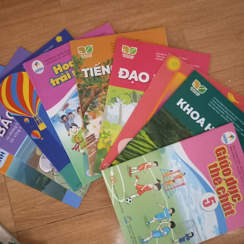 Sách giáo khoa lớp 2-3-4 gồm những sách in cơ bản như toán tiếng việt, tiếng anh  531046