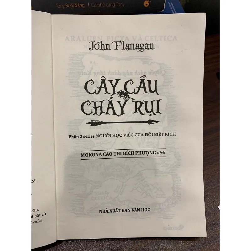 Cây cầu cháy rụi phần 2 series: Người học việc của Đội Biệt Kích- John Flanagan 695782