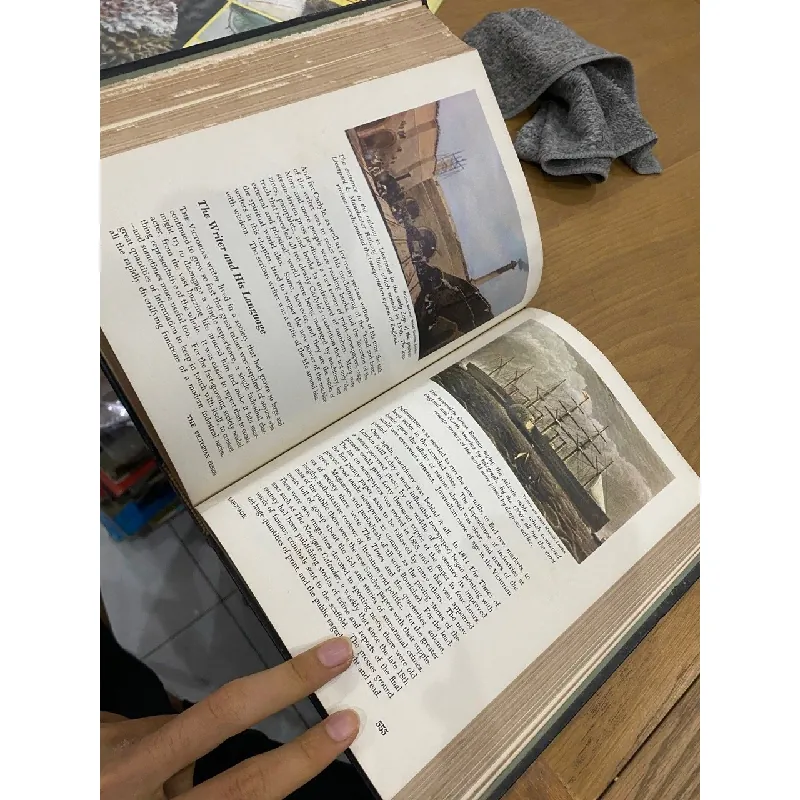 English Literature - Edward J. Gordon 553262