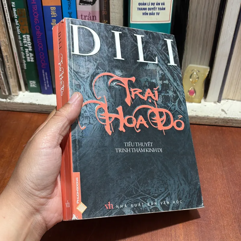 [Ruột Sách Có Gạch Và Note Bằng Bút Chì] - Tiểu Thuyết, Trinh Thám, Kinh Dị: Trại Hoa Đỏ 927231