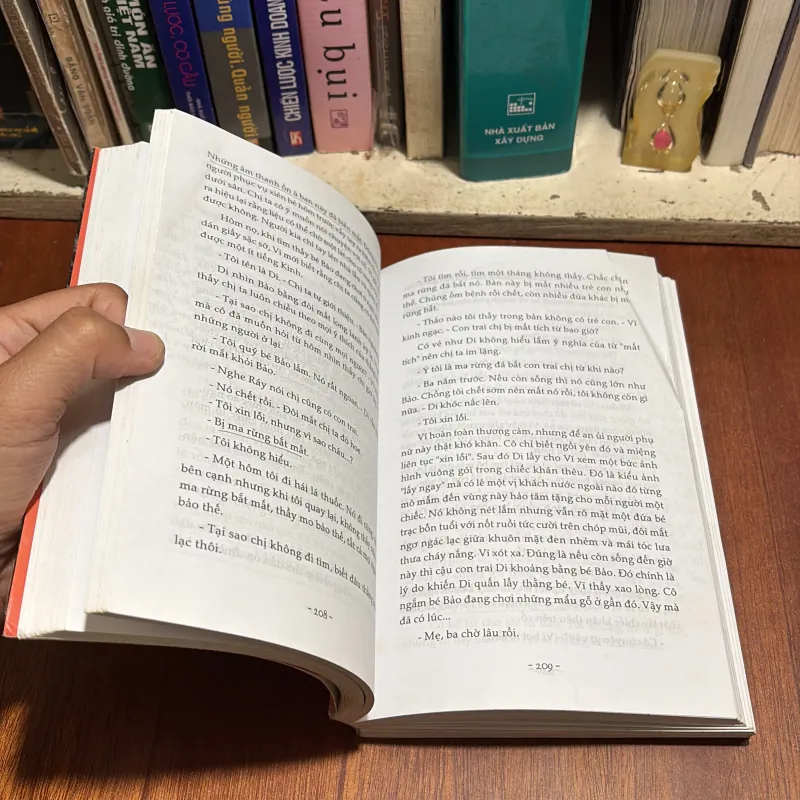 [Ruột Sách Có Gạch Và Note Bằng Bút Chì] - Tiểu Thuyết, Trinh Thám, Kinh Dị: Trại Hoa Đỏ 927231