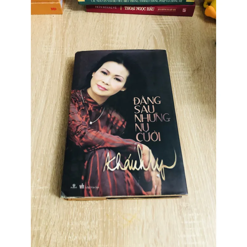 ĐẰNG SAU NHỮNG NỤ CƯỜI – Khánh Ly 925791