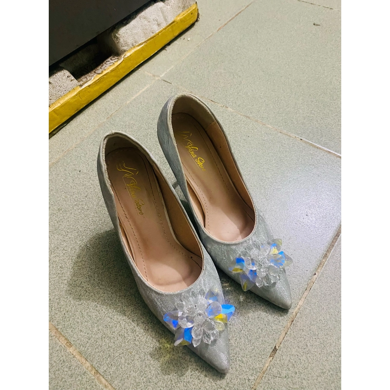 Giày 99% đi 1 lần màu bạc size 39 256774