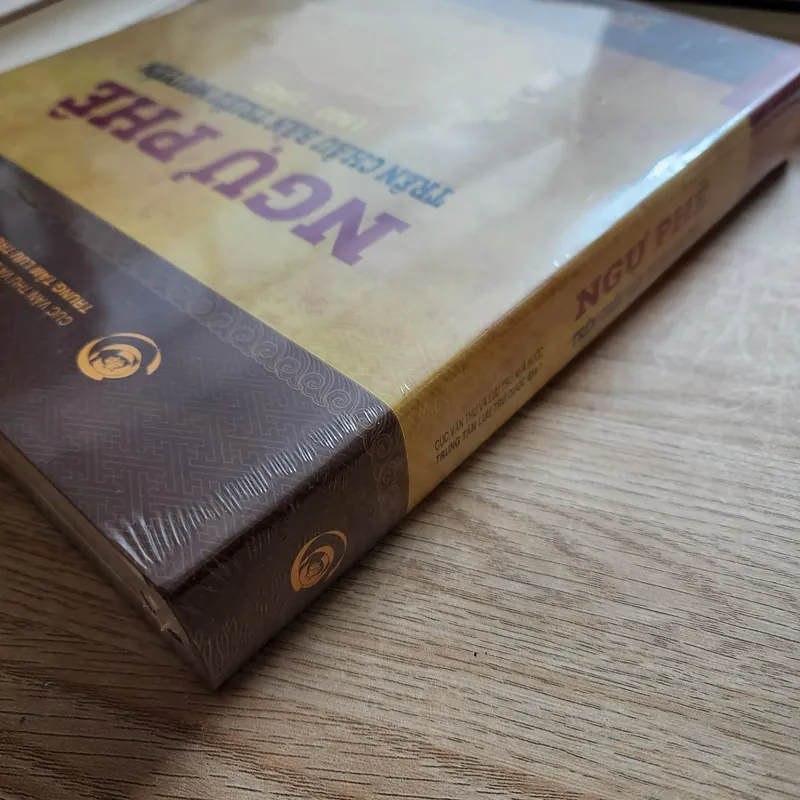 Ngự phê trên châu bản triều Nguyễn 1802-1945 | bìa cứng 724231