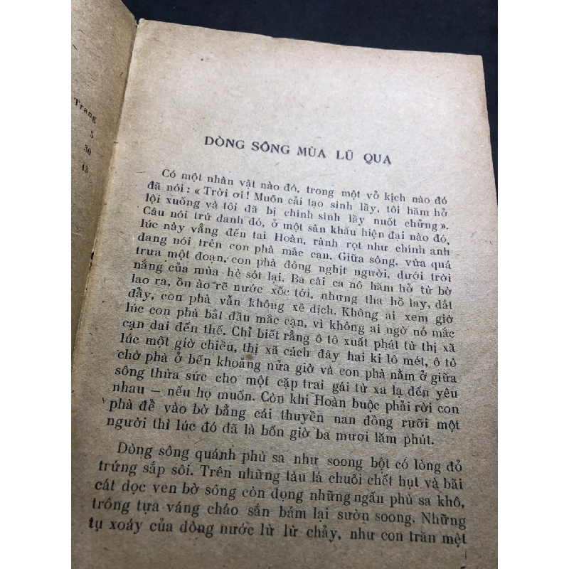 Dòng sông mùa lũ qua 1986 mới 50% ố bẩn rách bìa Văn Chinh HPB0906 SÁCH VĂN HỌC 915721