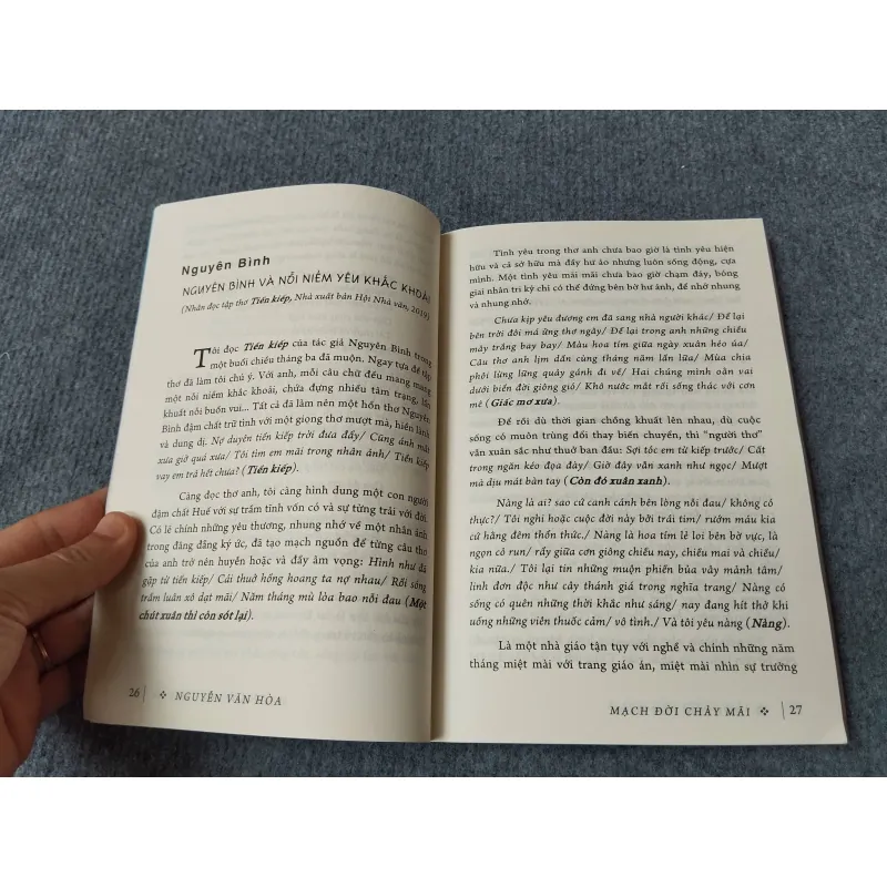 MẠCH ĐỜI CHẢY MÃI ( 36 KHÚC ĐÒ ĐƯA THƠ VÀ VĂN XUÔI) 729277