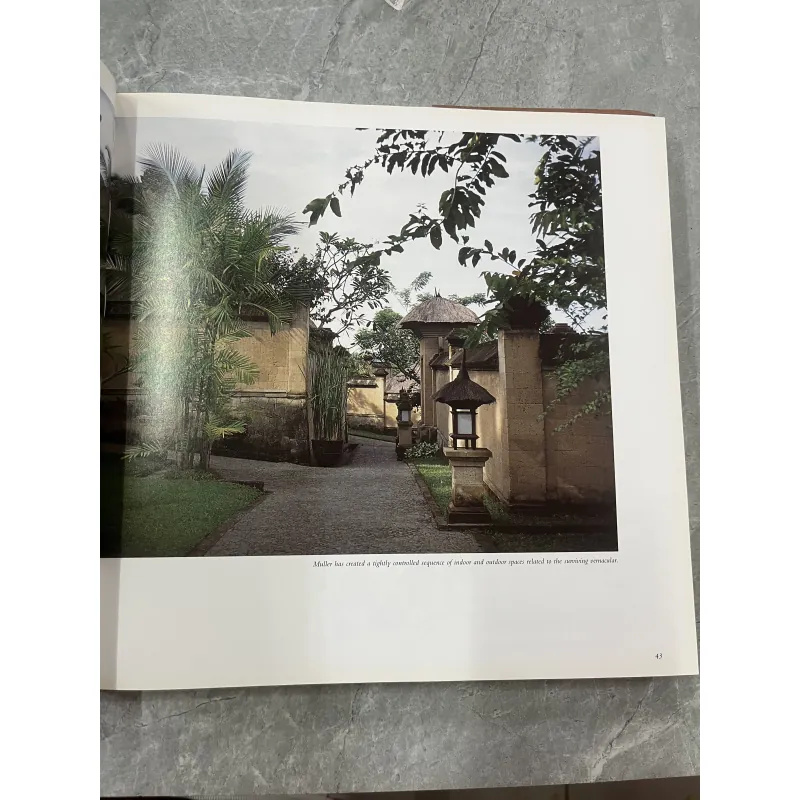 TROPICAL ARCHITECTURE AND INTERIORS - TAN HOCK BENG 796164