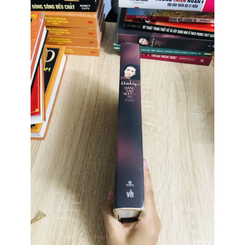 ĐẰNG SAU NHỮNG NỤ CƯỜI – Khánh Ly 925791