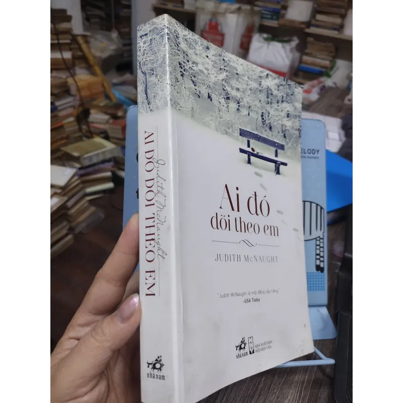 Sách: Ai đó dõi theo em - Juduth McNaught (A1) 721044