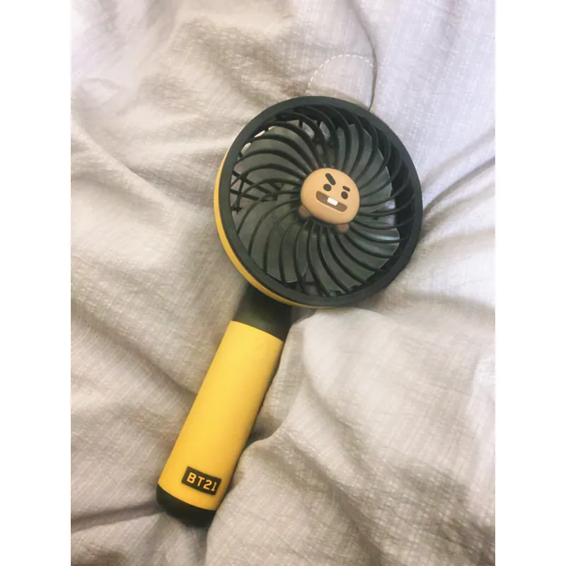 Quạt cầm tay Bt21 Shocky ver 1 tặng kèm dây đeo, nguyên hộp 590832