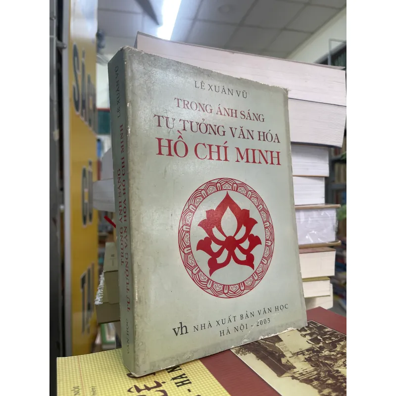 TRONG ÁNH SÁNG TƯ TƯỞNG VĂN HOÁ HỒ CHÍ MINH - LÊ XUÂN VŨ  1021635