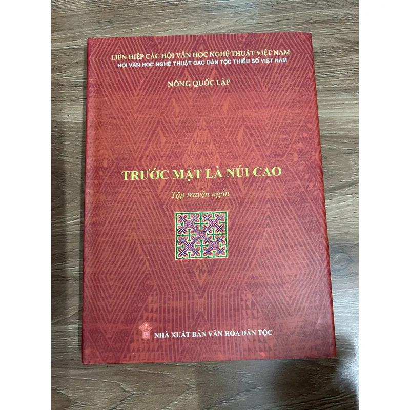 Trước mặt là núi cao (Tập truyện ngắn) – Nông Quốc Lập 761337
