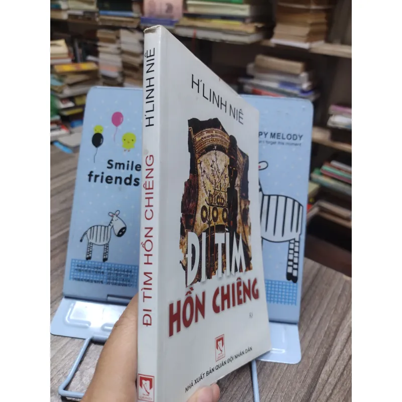 Sách: Đi tìm hồn chiêng - H’Linh Niê (A2) 578160