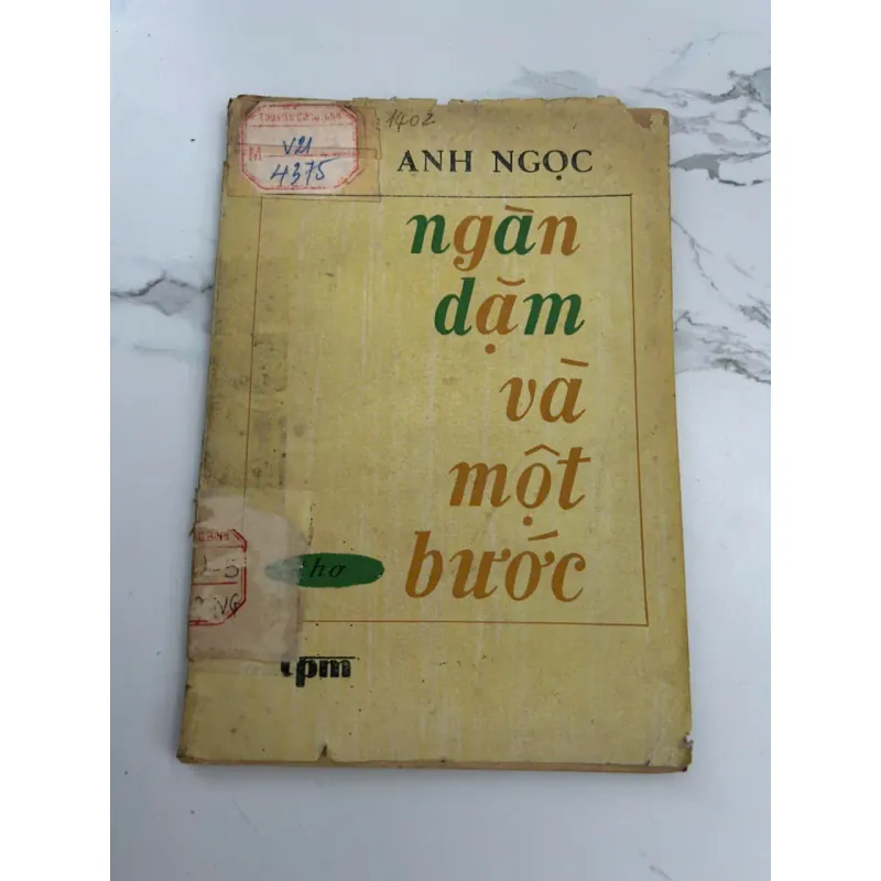 Ngàn dặm và một bước (Thơ) 602203