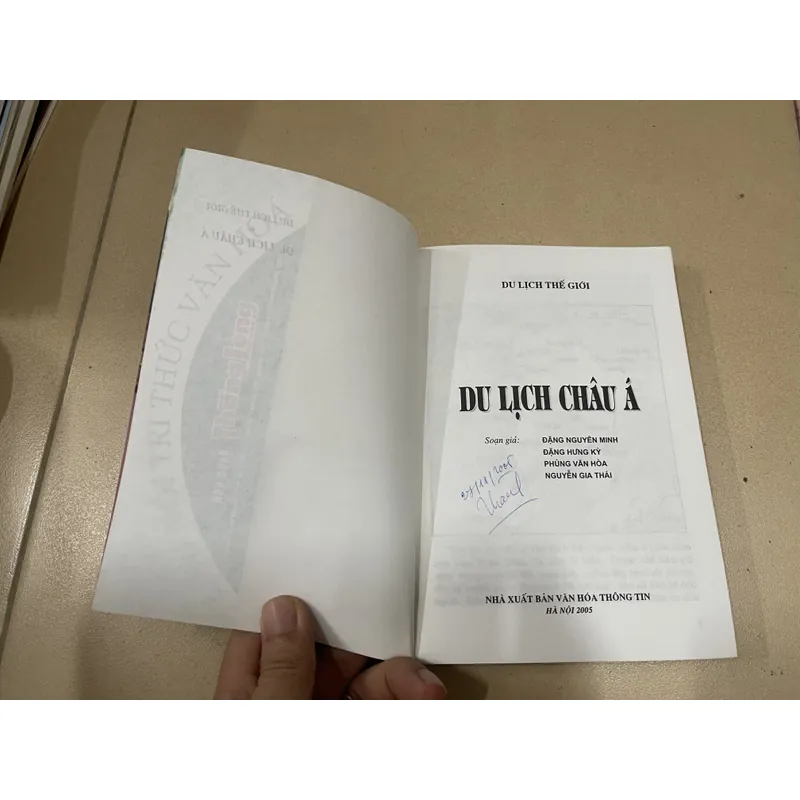 Du lịch thế giới gồm 3 cuốn - Du lịch châu Á - Du lịch châu Âu - Phi - Mỹ - Úc (c43) 717755