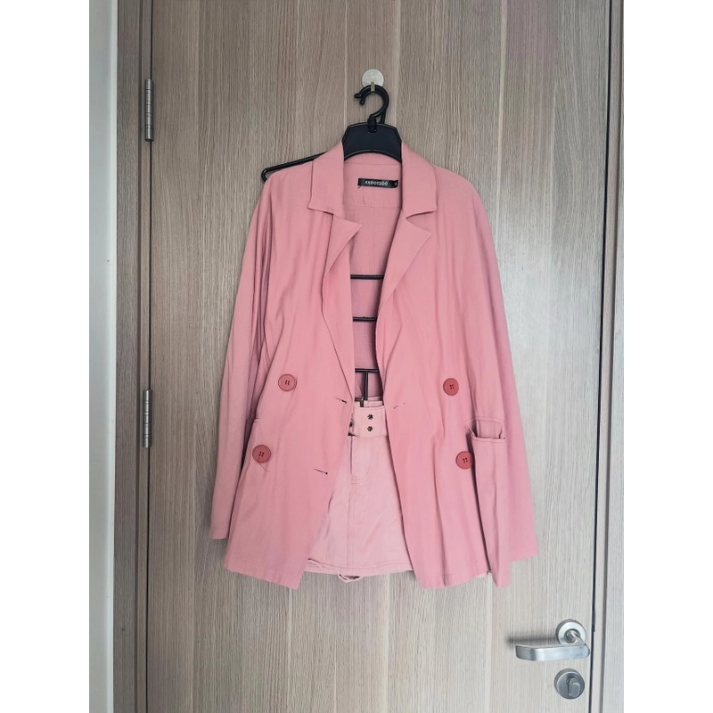 Set blazer hồng và quần jean hồng giả váy 495883