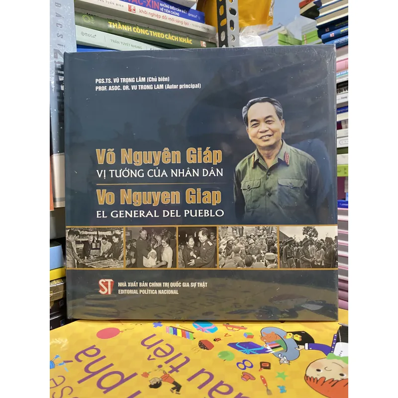 Võ Nguyên Giáp vị tướng của nhân dân sách song ngữ.  688423