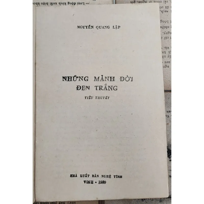 Tiểu thuyết NHỮNG MẢNH ĐỜI ĐEN TRẮNG (Nguyễn Quang Lập) 726572