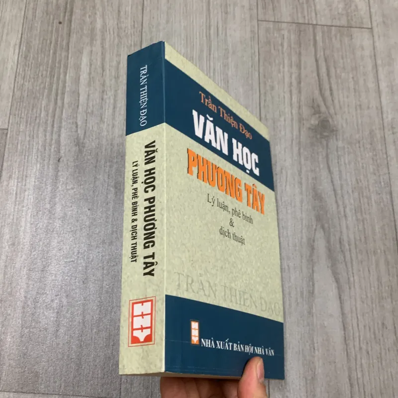 Văn học phương tây lý luận phê bình và dịch thuật - trần thiện đạo. 10b1 1026359