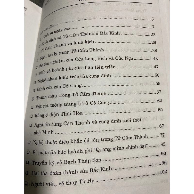 Bí Mật Tử Cấm Thành Bắc Kinh -Thượng Quan Phong chủ biên -Ông Văn Tùng,Hà Kiên dịch -NXB Văn Học 2011 -Sách lưu kho chưa qua sd 474726