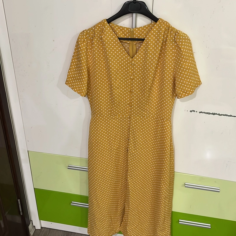 Đầm chấm bi vàng cúc bọc  507980