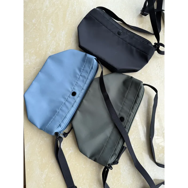 Bộ ba túi đeo chéo UNIQLO đen - xanh rêu - xanh da trời 565543