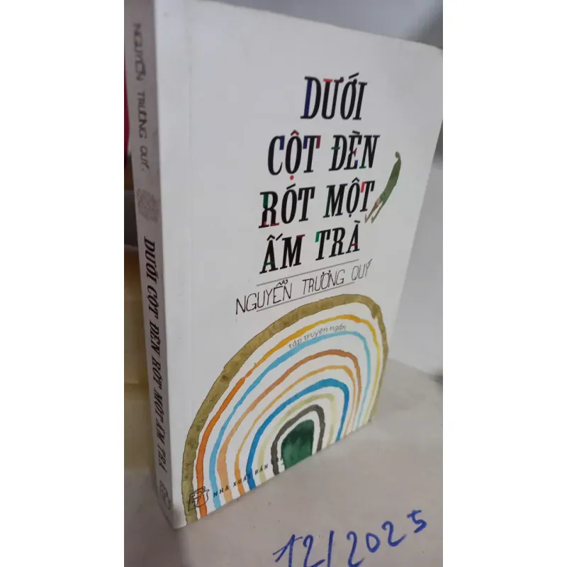 dưới cột đèn rót một ấm trà 728457