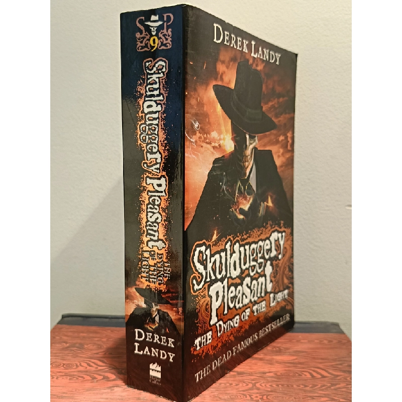 Skulduggery Pleasant: The Dying of The Light - Derek Landy 456057