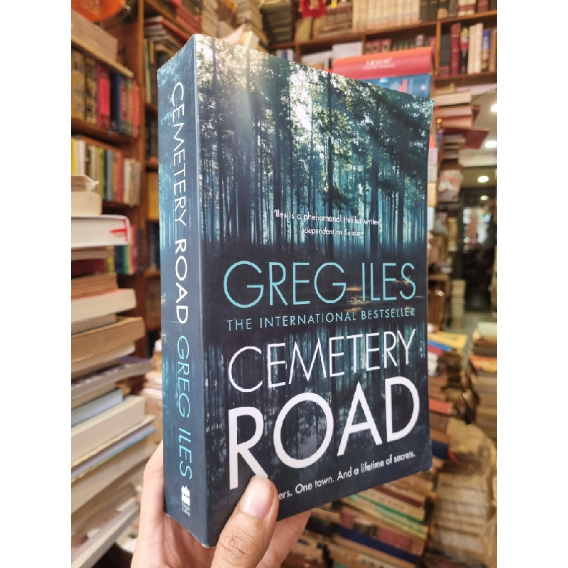 Cemetery Road : Two murders. One town. And a lifetime of secrets - Greg Iles 396001
