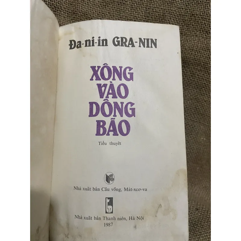 Xông vào giông bão - NXB Cầu Vồng  719406