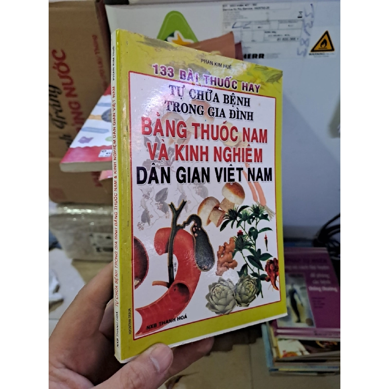 Tự chữa bệnh trong gia đình bài thuốc nam và kinh nghiệm dân giân việt nam mới 90% 2004 HCM.TN2308 SỨC KHỎE - THỂ THAO 923853