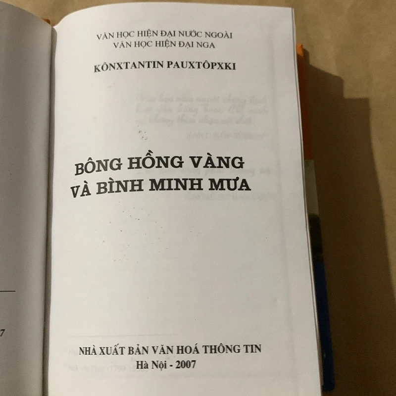 Bông hồng vàng và bình minh mưa, sách bìa cứng, Kim Án dịch 357183