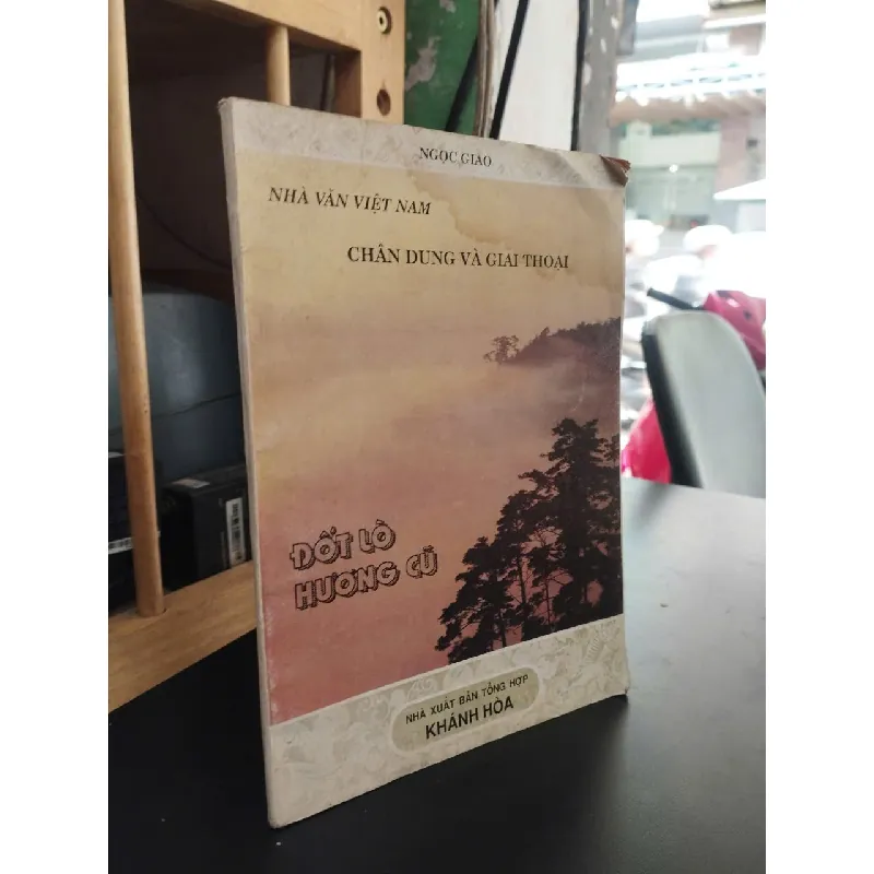 Nhà văn Việt Nam - Chân dung và giai thoại: Đốt lò hương cũ - Ngọc Giao 561285